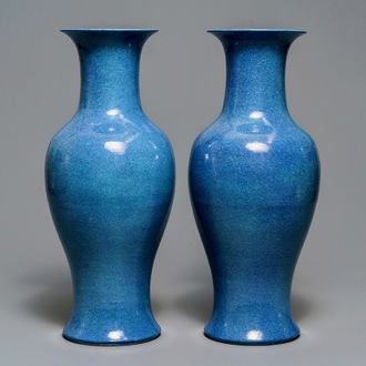 Une paire de vases en porcelaine de Chine monochrome, marque de Kangxi, 19ème